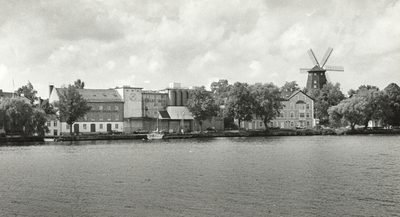 Norra Strandvägen i Strängnäs, fotograferad från M/S Mälarfjärden