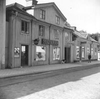 Västra Storgatan i Nyköping, Monark cykelaffär och Forsmans guldsmedsaffär 1942