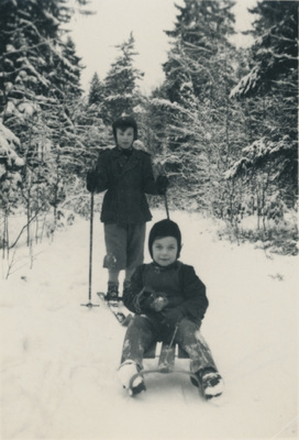 Henrik Tandefelt på skidor och syster Marika på kälke