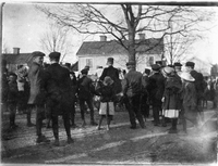 Blåsorkester spelar utomhus, troligen i Nyköping, år 1918